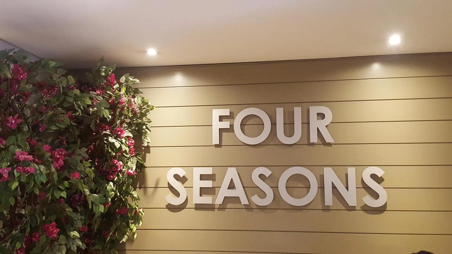 Four Seasons City Apartment Parkingpool Gym Cape Town