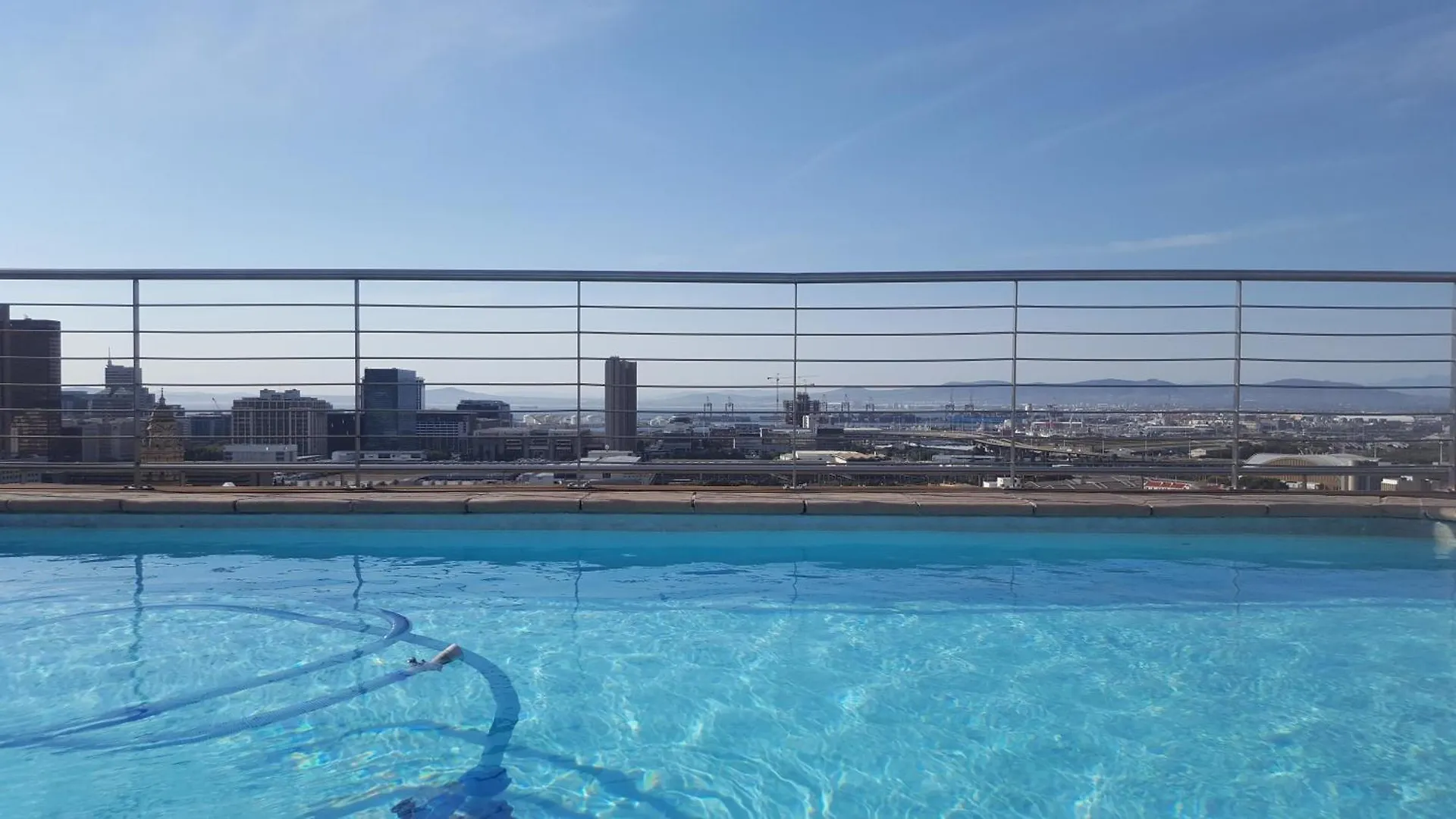 Four Seasons City Apartment Parkingpool Gym Cape Town South Africa