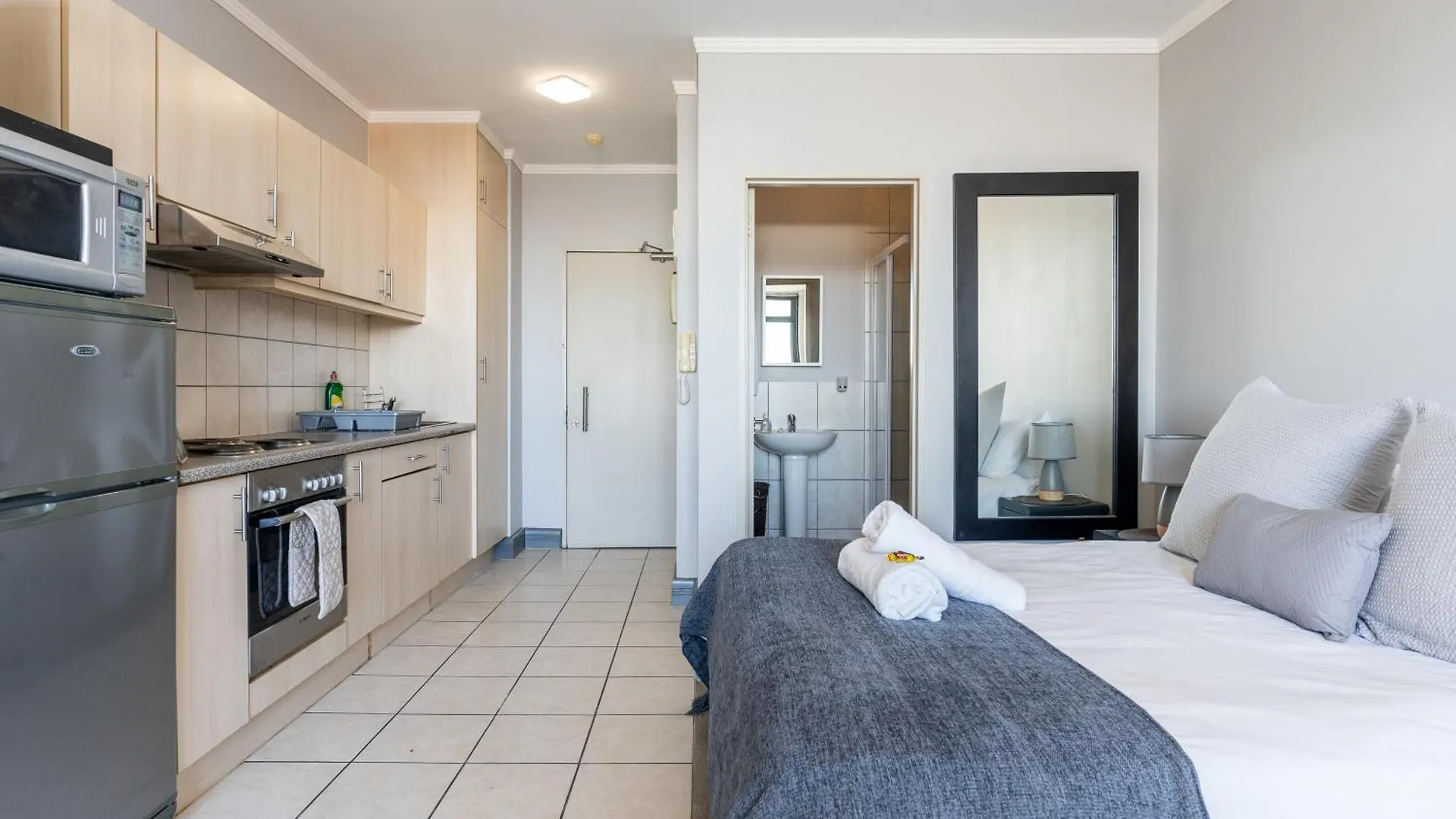 Four Seasons City Apartment Parkingpool Gym Cape Town